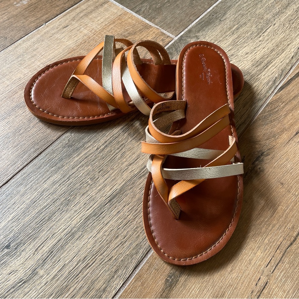 Universal Thread Tan Gold Flat Flip Flop Sandal Women’s 8.5